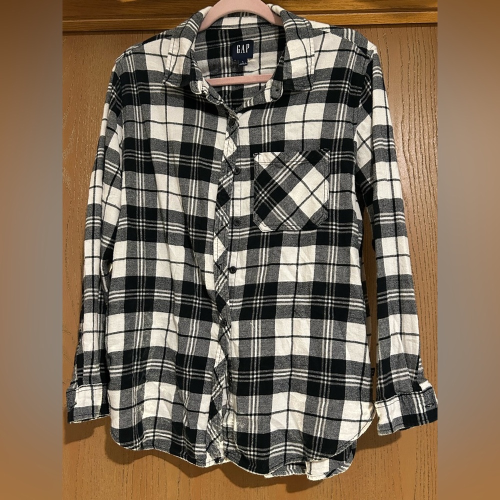 GAP Women’s Black and White flannel